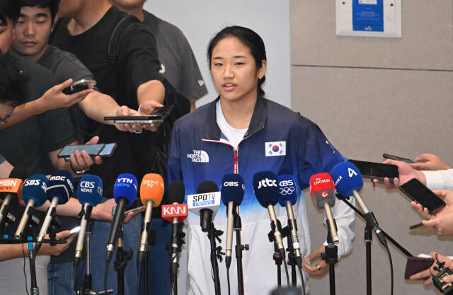 2024 파리올림픽 배드민턴 여자 단식에서 금메달을 딴 뒤 배드민턴협회의 선수 관리 문제 등을 지적한 안세영 선수가 7일 귀국한 뒤 공항에서 기자들의 질문에 답하고 있다. 연합뉴스 제공