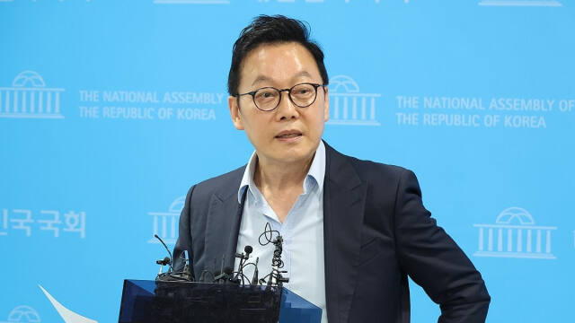 더불어민주당 정봉주 최고위원 후보가 12일 오전 국회 소통관에서 기자회견을 열고 이른바 '이재명팔이' 세력에 대한 문제의식과 대응 계획을 밝히고 있다. 연합뉴스