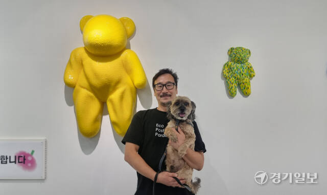 지난 6일 진행된 수원시립미술관의 참여형 릴레이 교육 전시 ‘말랑 통통 미술관’ 1부 기자간담회에 참석한 정찬부 작가가 ‘혼자서 당당히’ 작품의 배경이 된 자신의 반려견과 함께 작품 앞에 서 있다. 이나경기자