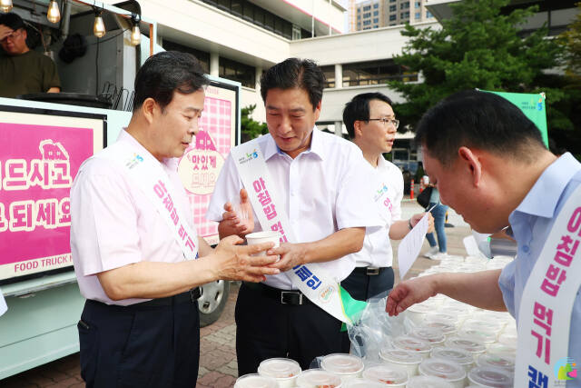김성제 의왕시장(왼쪽)이 김원석 농협의왕시지부장과 함께 쌀소비촉진을 위한 아침밥먹기 캠페인에 참여하고 있다. 의왕시 제공