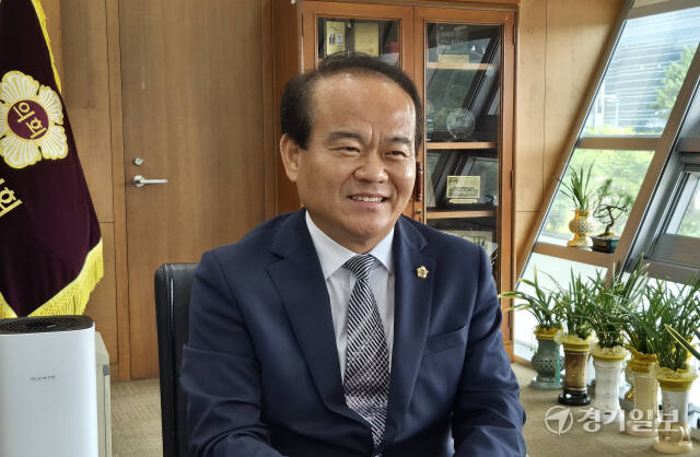 이덕수 성남시의회 의장이 경기일보와 인터뷰를 하고 있다. 박용규기자