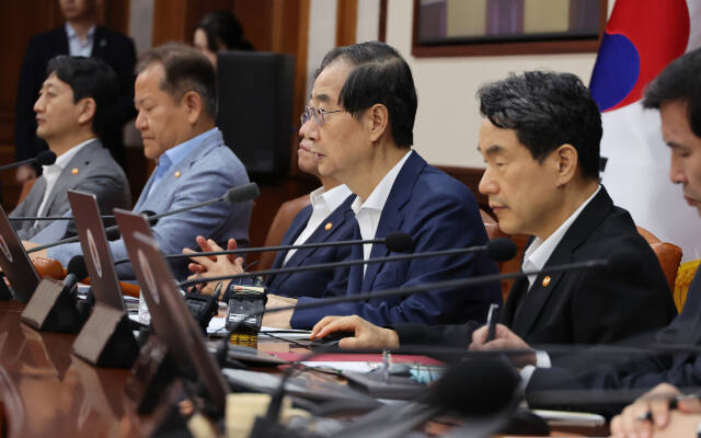 한덕수 국무총리가 13일 서울 종로구 정부서울청사에서 열린 국무회의에서 발언하고 있다.