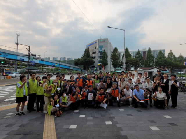지난 12일 성남중원경찰서 금광지구대와 협력단체 회원 70여명은 단대오거리역 일대에서 범죄예방을 위한 순찰에 나선 후 기념촬영을 하고 있다. 성남중원경찰서 제공