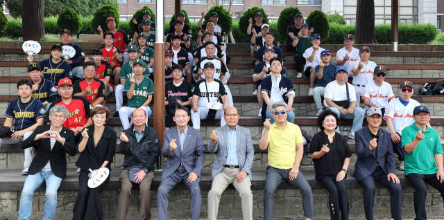 최근 인천 동산중학교에서 열린 제5회 동구청장배 야구대회 개회식에서 김찬진 동구청장을 비롯해 야구 선수 등이 기념촬영을 하고 있다. 동구 제공