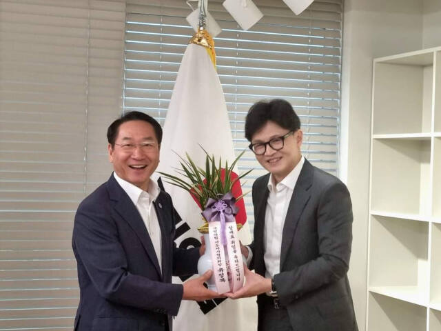13일 유정복 국민의힘 시도지사협의회장과 한동훈 국민의힘 대표가 만나 기념촬영 하고 있다. 유 시장 SNS 발췌