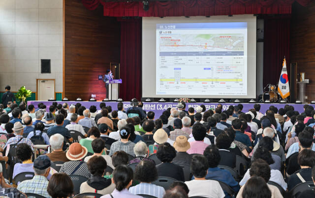 13일 오전 의왕시청소년수련관 체육관에서 열린 '인덕원-동탄 복선전철 3,4공구, 월곶-판교 복선전철 9공구 착공식 및 주민설명회에서 시민들이 관계자의 설명을 듣고 있다. 윤원규기자