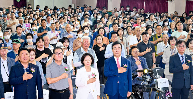 13일 오전 의왕시청소년수련관 체육관에서 열린 '인덕원-동탄 복선전철 3,4공구, 월곶-판교 복선전철 9공구 착공식 및 주민설명회에서 김성제 의왕시장,김학기 의왕시의회 의장 등 내빈과 시민들이 국민의례를 하고 있다.