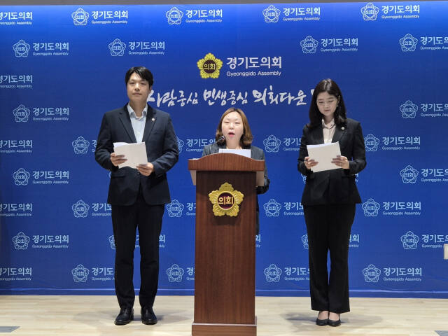 경기도의회 더불어민주당 대변인단이 13일 오후 도의회 브리핑룸에서 윤석열 대통령의 독립기념관장 임명 논란 등을 비판하며 기자회견을 하고 있다. 김경희기자