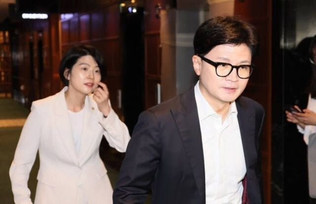 국민의힘 한동훈 대표가 12일 서울 여의도 한 식당에서 열린 4선 의원과의 오찬에 참석하고 있다. 왼쪽은 한지아 의원. 연합뉴스