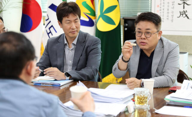 김동구 한강유역환경청장(오른쪽)이 13일 연천군을 방문해 김덕현 연천군수에게 댐 신설계획에 대한 의견을 경청하고 있다. 한강환경청 제공
