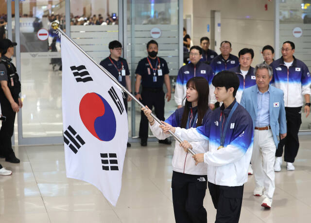 2024 파리 올림픽에 참가했던 박태준(오른쪽)과 임애지 등 한국 선수단 50여명이 13일 오후 인천국제공항 제2여객터미널을 통해 귀국하고 있다.연합뉴스