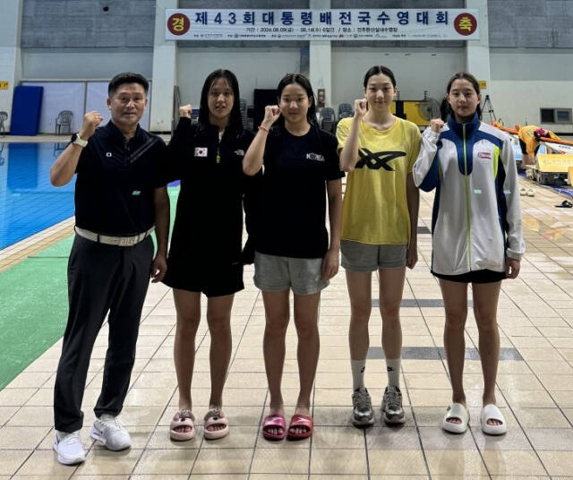 제43회 대통령배 전국수영대회 여중부 계영 800m에서 31년 묵은 대회기록을 경신하며 우승한 경기체중 선수들이 김호철 교장(왼쪽)과 기념촬영을 하고 있다.경기체중 제공