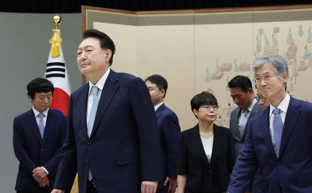 윤석열 대통령이 13일 서울 용산 대통령실 청사에서 노경필, 박영재, 이숙연 대법관에게 임명장을 수여한 뒤 조희대 대법원장 등과 함께 환담장으로 이동하고 있다. 연합뉴스