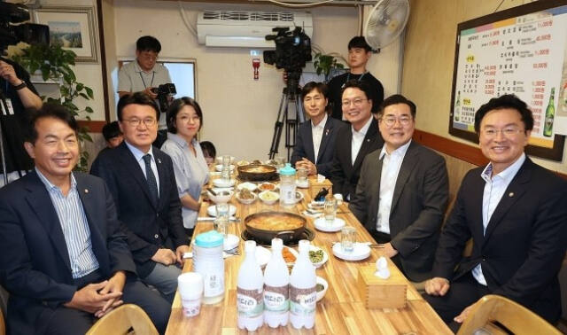 더불어민주당 등 6개 야당 원내대표들의 13일 만찬회동. 왼쪽부터 시계방향으로 진보당 윤종오·조국혁신당 황운하·기본소득당 용혜인·사회민주당 한창민·개혁신당 천하람·더불어민주당 박찬대 원내대표. 정진욱 더불어민주당 원내대표 비서실장. 연합뉴스