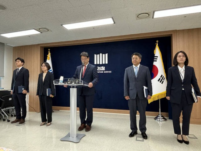 황우진 수원지검 전문공보관 인권보호관이 14일 오전 10시30분께 수원지방검찰청 브리핑실에서 ‘쯔양 사건’과 관련해 설명하고 있다. (왼쪽부터)정원형 수원지검 형사2부 검사, 정현승 수원지검 형사2부 부장검사, 황우진 수원지검 전문공보관 인권보호관, 천대원 수원지검 형사5부 부장검사, 조은정 수원지검 형사5부 검사. 김은진기자