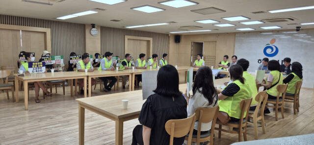 하남 감일 중앙사거리 감일역 유치위원회가 이현재 하남시장과 면담하고 있다. 유치위 제공