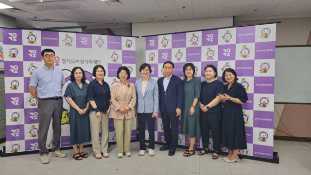 경북여성정책개발원 임직원 등이 아동돌봄사업 운영 노하우를 벤치마킹하고자 14일 경기도여성가족재단을 방문한 가운데 개발원과 재단 관계자가 기념촬영을 하고 있다. 경기도여성가족재단 제공