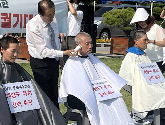 윤환 인천 계양구청장이 인천시청 애뜰광장에서 삭발을 하며 인천 북부권 문화예술회관 계양구 유치를 촉구했다. 경기일보 DB
