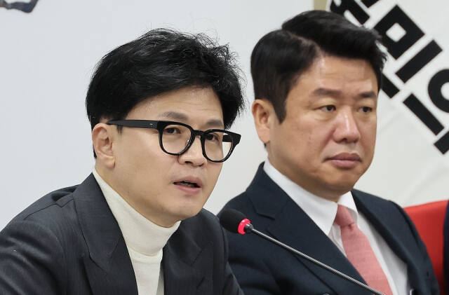 한동훈 대표와 유의동(오른쪽) 여의도연구원장 내정자. 연합뉴스