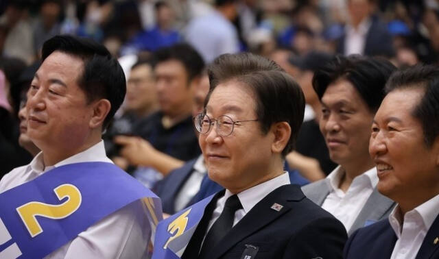지난 11일 대전 서구 배재대 스포렉스홀에서 열린 더불어민주당 당 대표·최고위원 후보자 합동연설회에 참석한 이재명 당 대표 후보가 웃고 있다. 연합뉴스