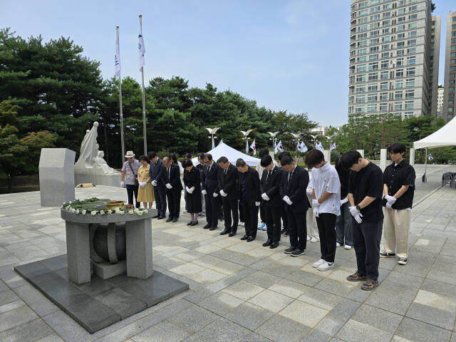 수원 태장고등학교 학생들이 15일 수원 현충탑에서 수원시의회 의원들과 참배를 진행하고 있다. 황호영기자