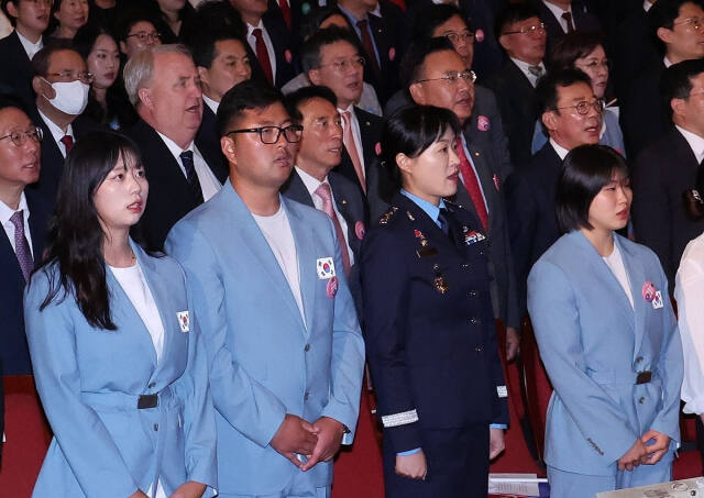 파리올림픽 양궁 금메달리스트. 왼쪽부터 임시현, 김우진, 조은애 중령, 파리올림픽 유도 은메달리스트 허미미 등 참석자들이 15일 서울 종로구 세종문화회관에서 열린 제79주년 광복절 경축식에서 애국가를 부르고 있다. 대통령실 제공