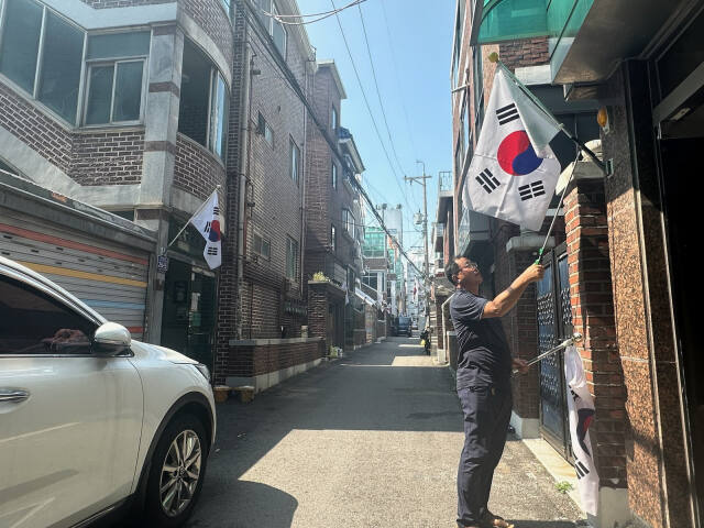 제79주년 광복절을 맞아 수택1동 통장협의회 엄용태 통장이 태극기를 달고 있다. 구리시 제공