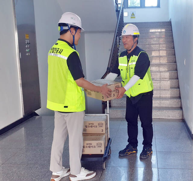 인천항만공사(IPA)는 최근 인천 연수구 인천항 국제여객터미널 및 부두 현장 근로자들의 건강한 여름나기를 돕기 위해 지원 물품을 전달했다. IPA 제공