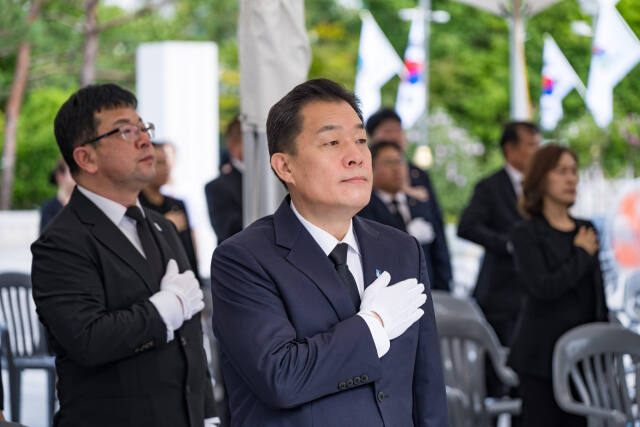 이재준 수원특례시장이 15일 제79주년 광복절을 기념해 수원시 현충탑을 찾아 참배했다. 수원특례시 제공
