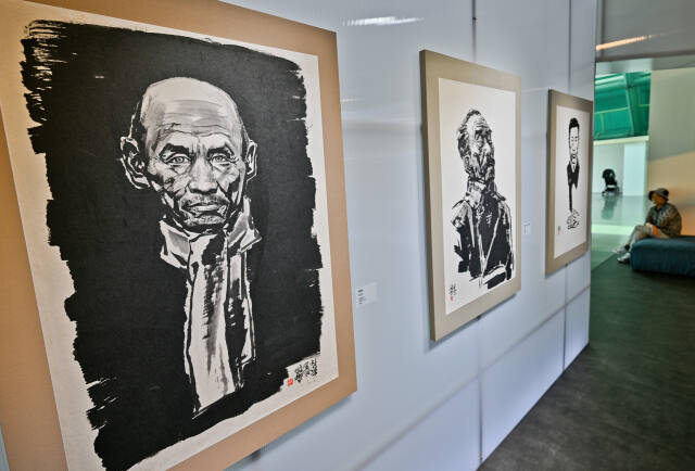 광복 79주년인 15일 오후 경기도미술관에서 시민들이 ‘대한독립’ 전시를 관람하고 있다. 이번 전시는 도내 젊은 작가들의 일제강점기 한반도 독립을 위해 헌신한 독립운동가를 현대미술로 재해석한 작품들로 광복절을 맞이해 경기도와 경기문화재단, 경기도미술관이 기획했다. 윤원규기자