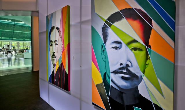 광복 79주년인 15일 오후 경기도미술관에서 시민들이 ‘대한독립’ 전시를 관람하고 있다. 이번 전시는 도내 젊은 작가들의 일제강점기 한반도 독립을 위해 헌신한 독립운동가를 현대미술로 재해석한 작품들로 광복절을 맞이해 경기도와 경기문화재단, 경기도미술관이 기획했다. 윤원규기자