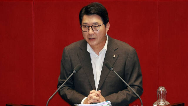 국민의힘 신동욱 의원이 지난달 26일 오후 국회 본회의에서 '방송법 일부개정법률안'에 관한 무제한토론을 하고 있다. 연합뉴스