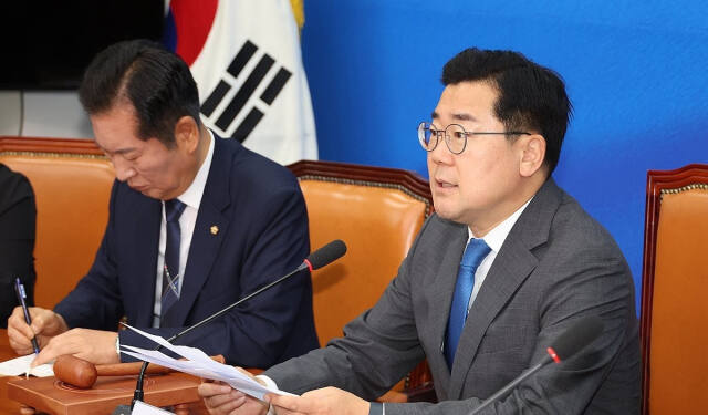 더불어민주당 박찬대 당대표 직무대행 겸 원내대표가 16일 오전 국회에서 열린 최고위원회의에서 발언하고 있다. 연합뉴스