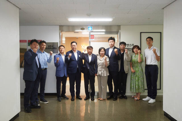 강수현 시장(왼쪽 네번째), 윤창철 시의장, 강혜숙 시의원, 이영주 도의원, 시 관계자 등이 16일 여의도에서 양주시 대외협력사무소 현판식을 가진 뒤 기념 촬영을 하고 있다. 양주시 제공