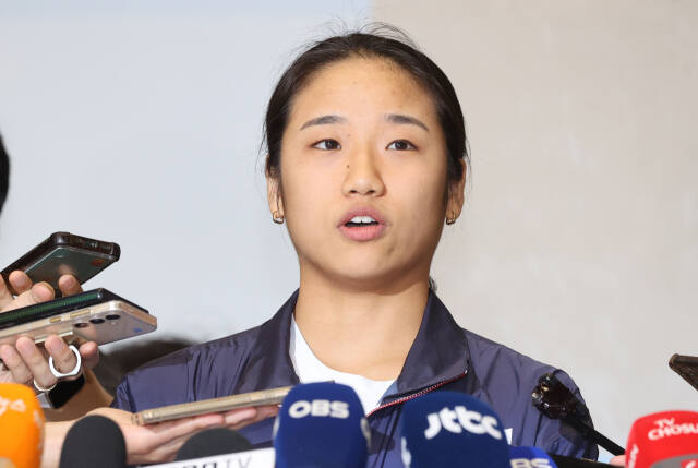 2024 파리올림픽 배드민턴 여자 단식에서 금메달을 차지한 안세영이 지난 7일 오후 귀국해 인천국제공항에서 취재진 질문에 답하고 있다. 연합뉴스 제공