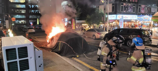 16일 오후 용인시 기흥구 구갈동의 한 도로에 세워져 있던 테슬라 전기차량에서 불이 나 소방당국이 화재를 진압하고 있다. 경기도소방재난본부 제공