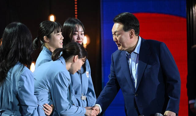 윤석열 대통령이 16일 오후 서울 여의도공원 특설무대에서 열린 KBS 파리올림픽 기념 국민대축제 '파리의 영웅들' 행사에 참석해 2024 파리올림픽 펜싱 여자 사브르 단체전 은메달을 획득한 윤지수 선수와 인사하고 있다. 대통령실 제공