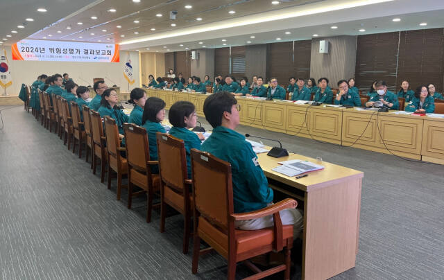 인천 연수구 관계자들이 연수구청 대상황실에서 열린 ‘2024년 위험성평가 결과보고회’에서 평가 결과를 확인하고 있다. 연수구 제공