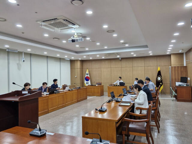 이천시의회가 제246회 임시회 폐회중 제1차 의회운영위원회에서 이천과학고 유치 위한 결의안 발의를 위해 논의하고 있다. 이천시의회 제공.
