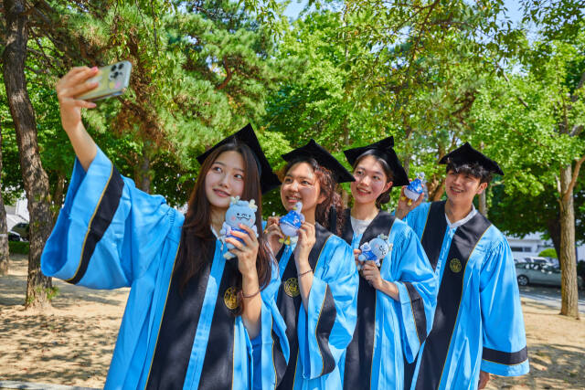 2024년 8월 학위수여식을 마친 인하대학교 졸업생들이 기념사진을 촬영하고 있다. 인하대 제공