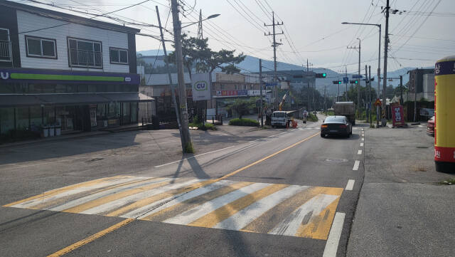 남양주시 수동면 비금리에서 화도읍 가곡리를 거쳐 마석우리까지 이어 주는 비룡로 곳곳에 과속방지턱이 너무 많아 주민들이 운전 피로감과 자동차 고장 등을 호소하고 있다. 사진은 남양주시 수동면 입석리 비룡로에 설치된 과속방지턱. 김태우기자
