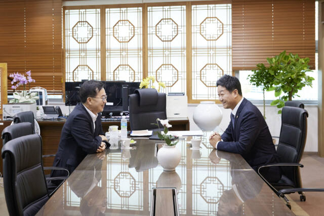 김동연 경기도지사(왼쪽)와 김진경 경기도의회 의장이 지난 16일 깜짝 회동을 갖고 대화를 나누고 있다. 경기도의회 제공.