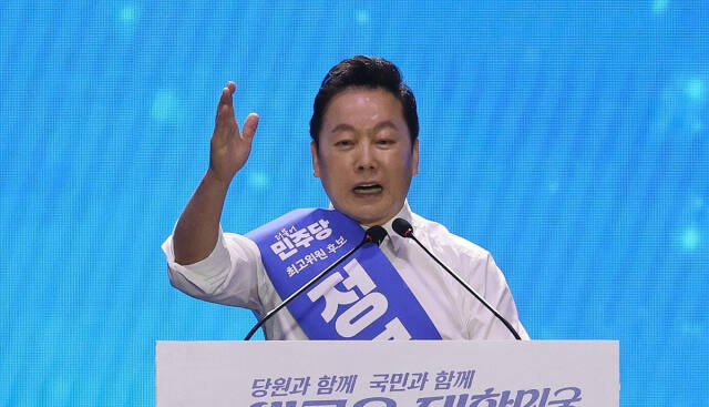 더불어민주당 정봉주 최고위원 후보가 18일 오후 서울 송파구 올림픽공원 KSPO돔에서 열린 전국당원대회에서 정견발표를 하고 있다. 연합뉴스