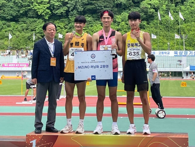 ‘문화체육관광부장관기 제45회 전국시·도대항육상대회’ 남자 고등부 110m허들에서 시즌 3관왕에 오른 이민혁(오른쪽 두번째).경기모바일과학고 제공