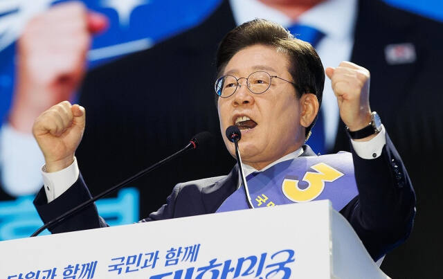 더불어민주당 이재명 대표 후보가 18일 오후 서울 송파구 올림픽공원 KSPO돔에서 열린 전국당원대회에서 정견발표를 하고 있다. 연합뉴스