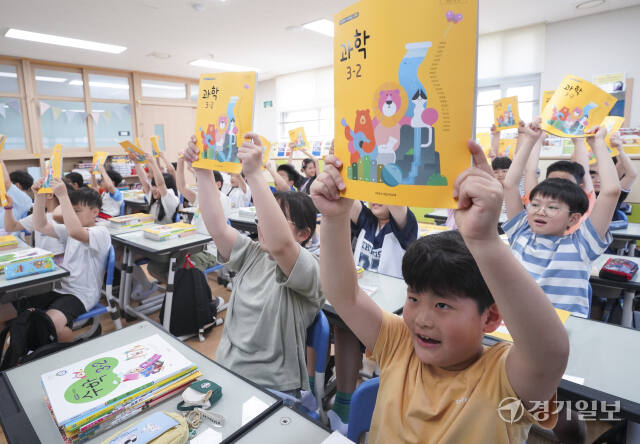 여름방학 끝, 초등학교 개학 시작 [포토뉴스]