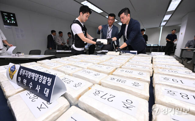 19일 인천 연수구 중부지방해양경찰청에서 마약수사대 수사관들이 압수한 코카인을 정리하고 있다. 중부지방해양경찰청은 선박을 통해 국내로 밀반입해 가공한 코카인 60kg(약 200만명 동시 투약분, 시가 약 1,800억원 상당)을 보관 중이던 캐나다 마약 조직원 A씨와 코카인 2kg를 건네받아 국내에서 거래하려던 내국인 2명 등 총 3명을 구속하고, 이들로부터 코카인 60kg 전량을 압수했다고 밝혔다. 조병석기자