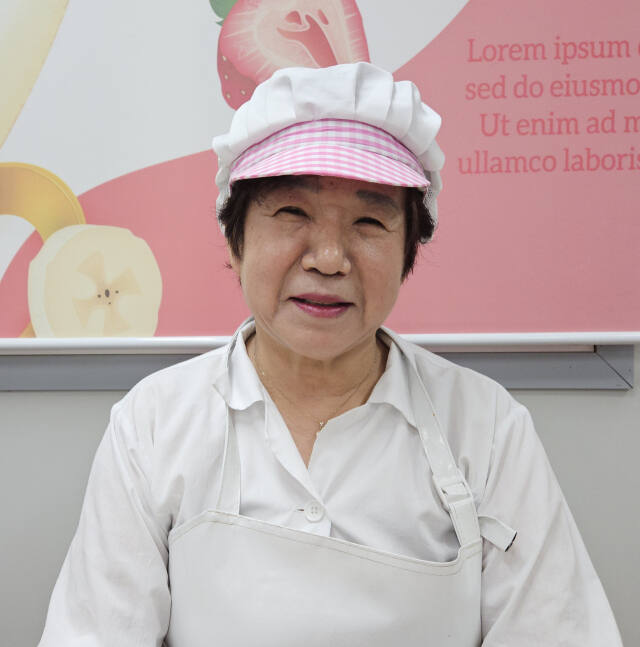 인천 미추홀구 주안동 미추홀노인복지관 식당에서 봉사활동가 정윤식 여성자원활동센터 회장이 봉사에 대한 소감을 밝히고 있다. 박귀빈기자
