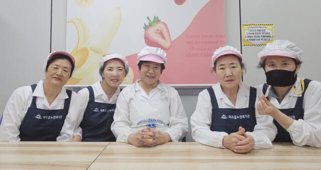 인천 미추홀구 주안동의 미추홀노인복지관 식당에서 여성자원활동센터 정윤식 회장과 회원들이 기념촬영을 하고 있다. 박귀빈기자