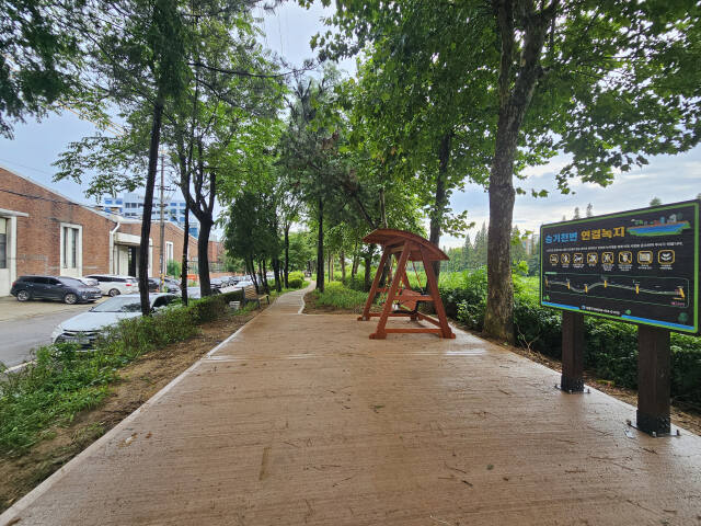 인천 남동구가 남동국가산업단지의 승기천변 연결녹지를 산책로로 조성, 녹색 휴게공간을 확충했다고 19일 밝혔다. 남동구청제공